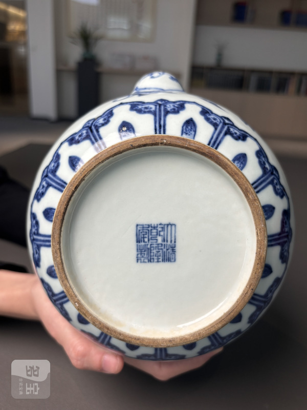 清乾隆 青花开光折枝花果纹执壶 - 图21